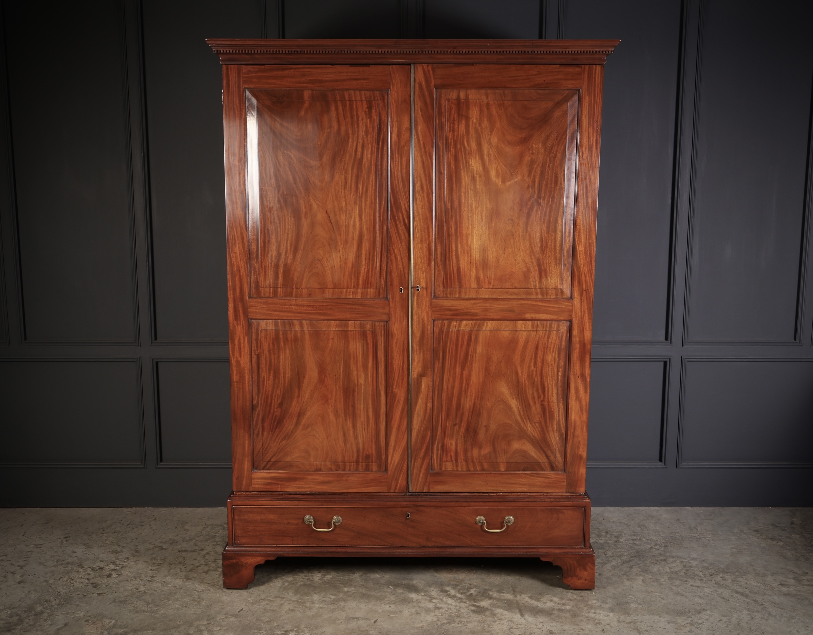 Large Georgian Mahogany Wardrobe antique wardrobes Antique Furniture 4